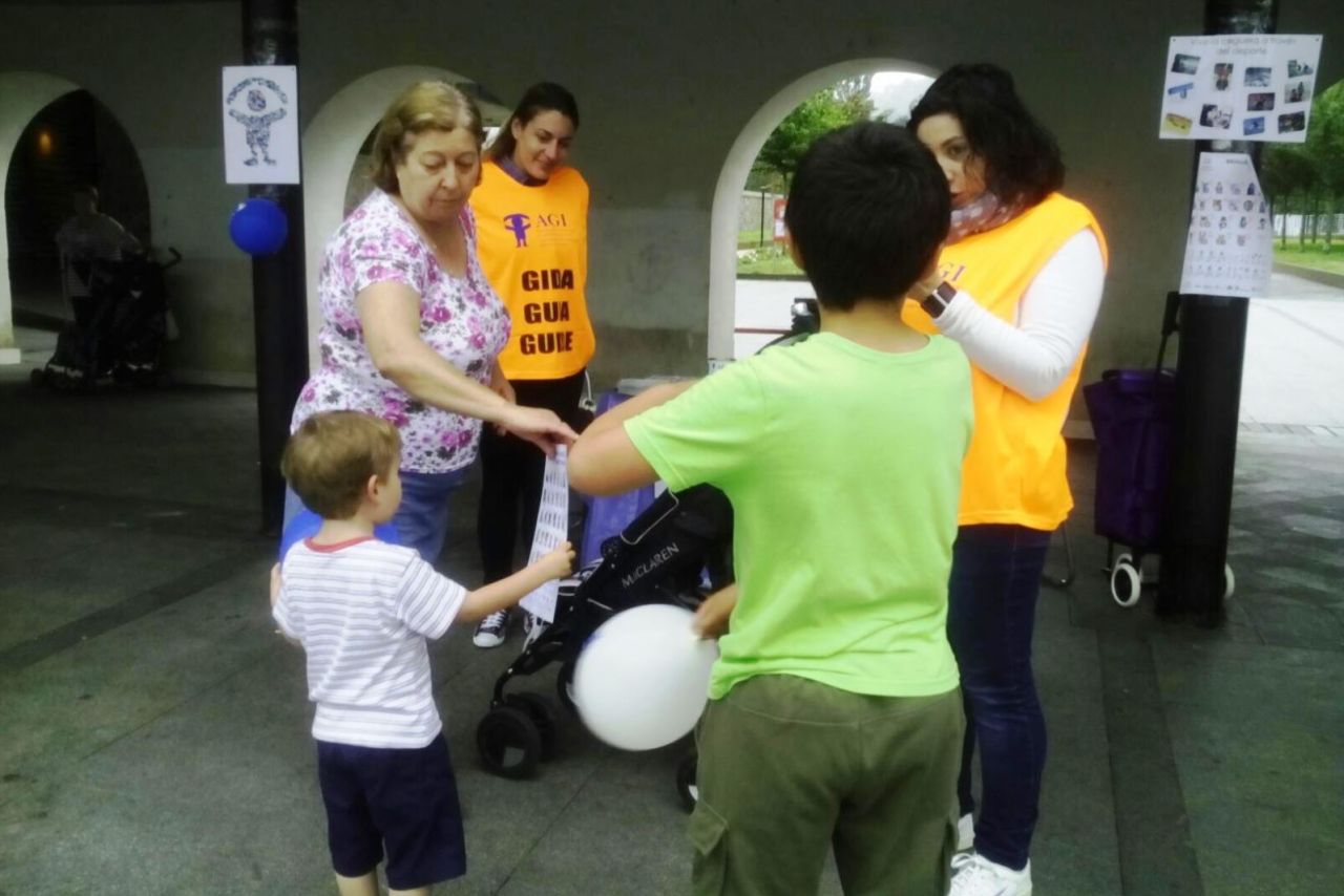 Interacción de las guías con niños de la calle