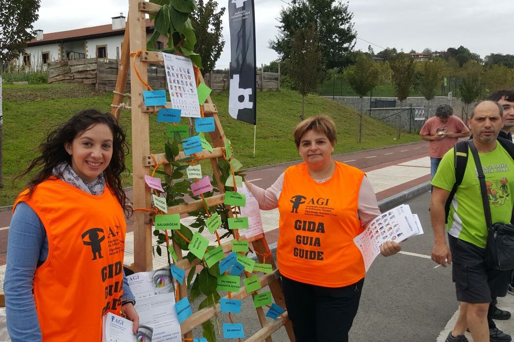 Dos de nuestras colaboradoras junto con el ábrol de la solidaridad